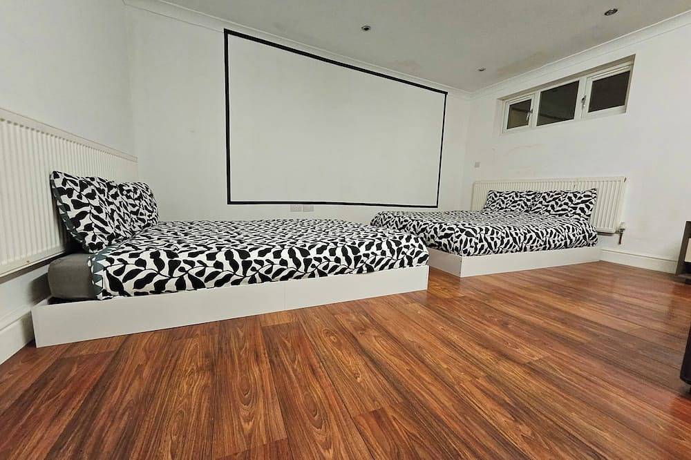 Annexe pool table, air hockey, table tennis, movie in Windsor, Berkshire