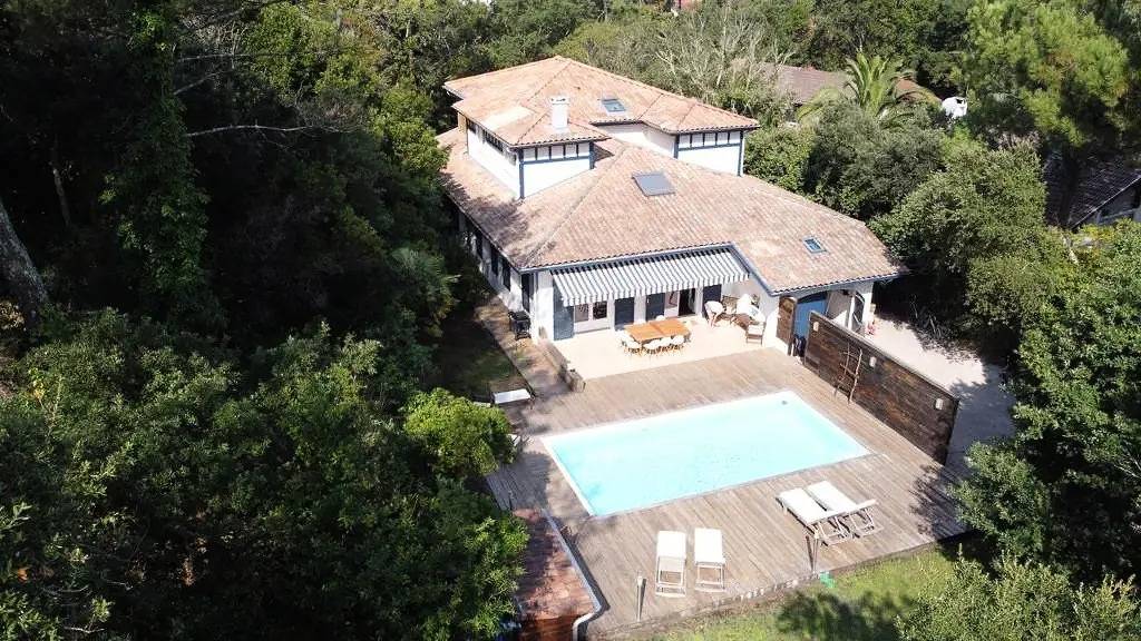 Villa des Acacias con piscina climatizada entre lago y océano. Wifi. in Lago de Hossegor, Hossegor