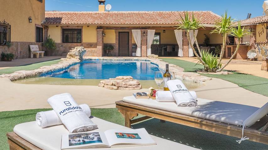 Chalet para 13 personas, con balcón/terraza y piscina en Loja - 2