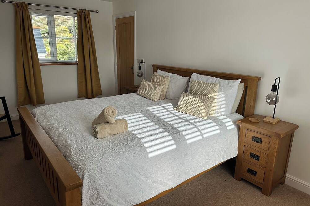 5* Whitebridge Cottage - short walk to Port Eynon beach and village amenities in Swansea region