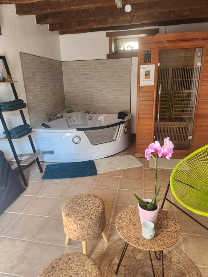 Location de vacances pour 6 personnes, avec Jacuzzi et Terrasse ainsi que Jardin et Sauna dans Vautorte