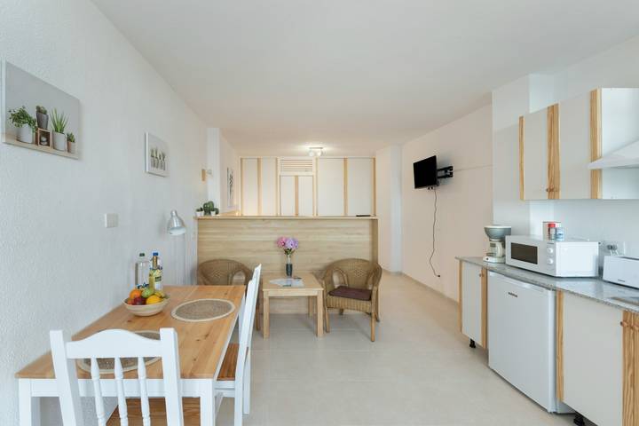 Apartamento entero, Apartamento 'La Bayana - 1' con vistas al mar, piscina compartida y Wi-Fi in Puerto Naos, Los Llanos de Aridane