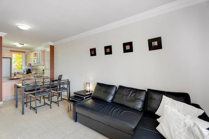 Apartamento entero, Apartamento de vacaciones 'The Sunset' con piscina compartida, Wi-Fi y aire acondicionado in Adeje, Tenerife Sur