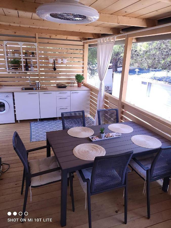 Camping für 5 Personen, mit Whirlpool und Terrasse sowie Ausblick in Jezera - 2