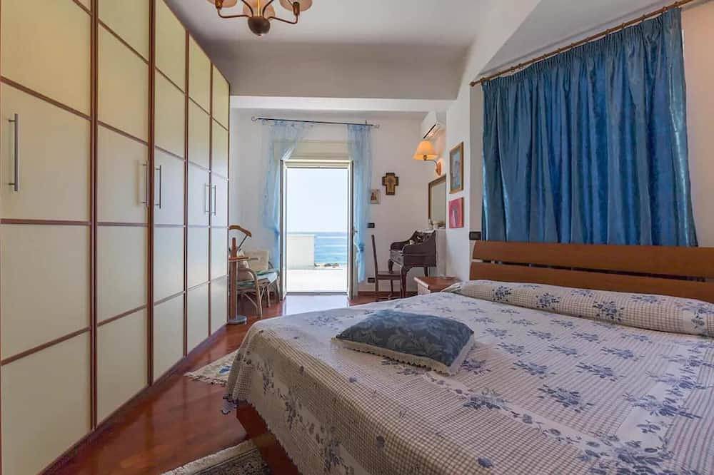 Incredibile villa sulla spiaggia, vista Isole Eolie, accesso diretto al mare in Mongiove, Patti