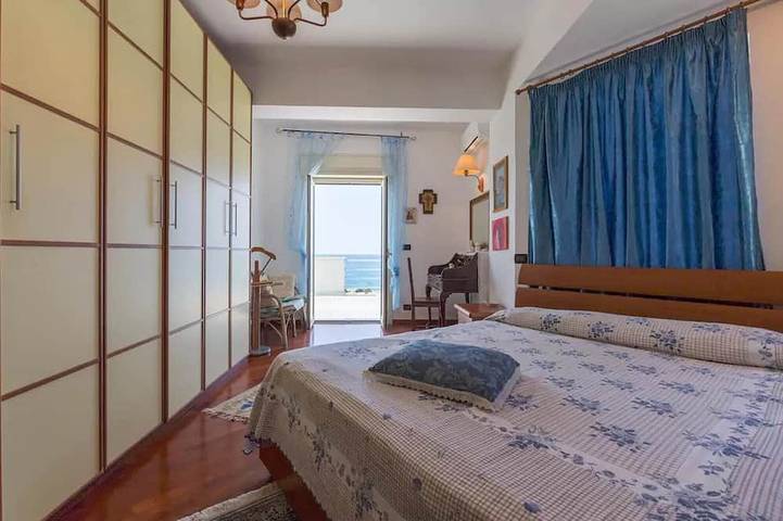 Incredibile villa sulla spiaggia, vista Isole Eolie, accesso diretto al mare in Mongiove, Patti