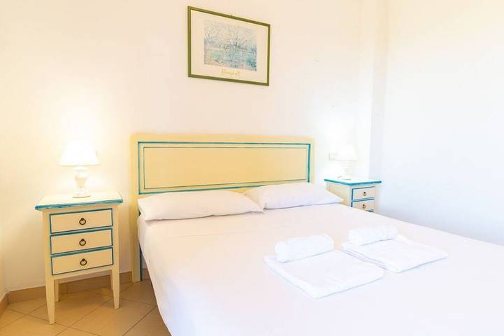 Appartement entier, Situé au cœur de Torregrande, à quelques mètres de la plage, cet appartement confortable au sein d’une résidence en front de mer est la solution idéale pour des vacances relaxantes en Sardaigne. Le logement n’est pas directement face à la mer, in Torregrande, Oristano