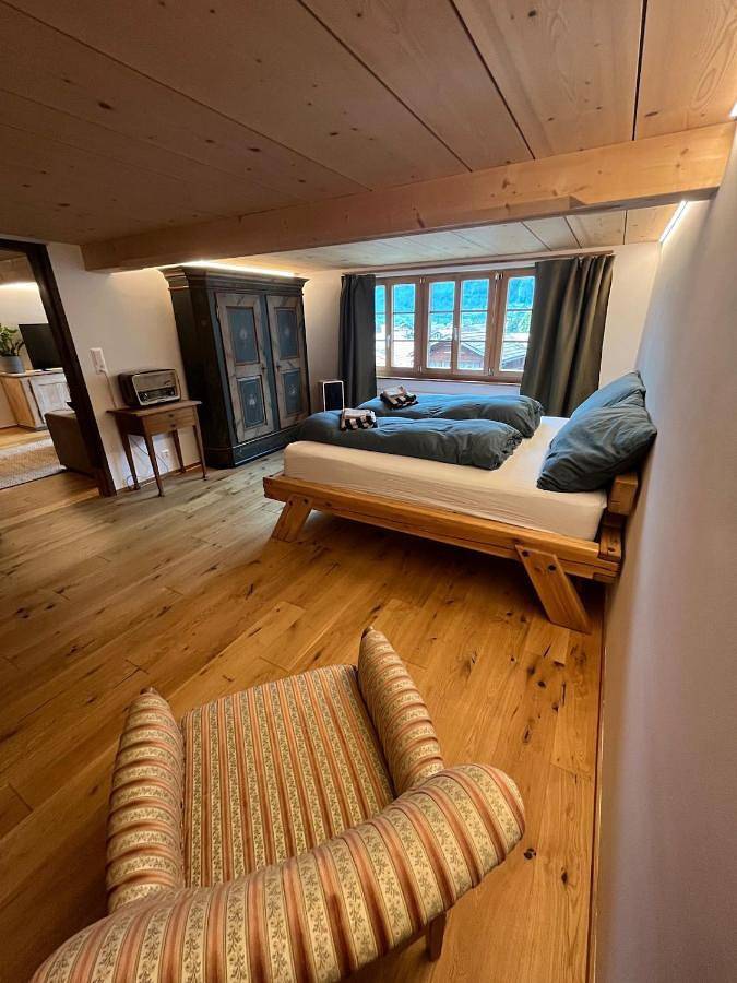 Ferienwohnung für 2 Personen, mit Terrasse und Garten sowie Ausblick in Bönigen
