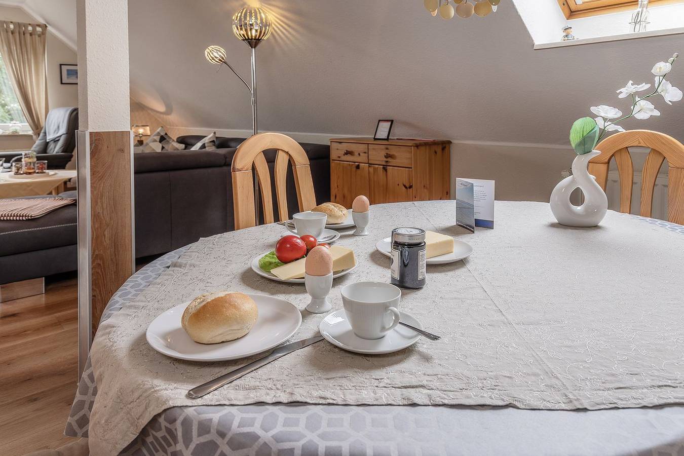 Ganze Wohnung, Sensationell in jeglicher Hinsicht: Die Obergeschosswohnung bietet für 2 bis 3 Personen ein gemütliches Ambiente und gleichzeitig bei guter Sicht einen tollen Blick bis zu den Inseln Wangerooge und Spiekeroog. Außerdem liegt das Feriendomizil direkt am Yachthafen von Harlesiel. in Harlesiel Strand, Harlesiel