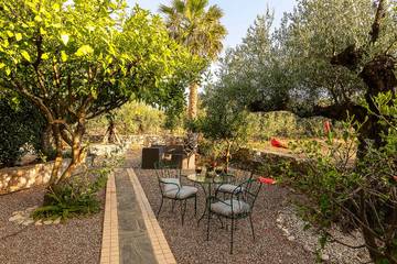 Gîte pour 4 personnes, avec jardin, adapté aux familles dans Stoupa