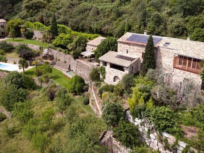 Maison de vacances pour 14 personnes, avec Balcon et Terrasse ainsi que Jardin et Piscine dans Largentière