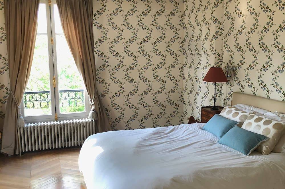 Beautiful historic home with big garden minutes from Paris-perfect for families! in Le Vésinet, Yvelines