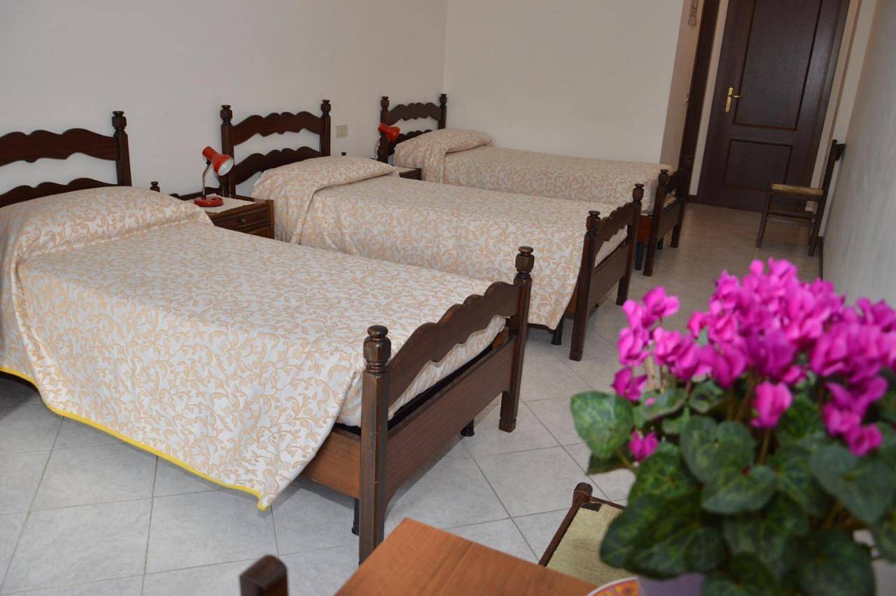 Triple Room with Private Bathroom in Casal Morena, Roma