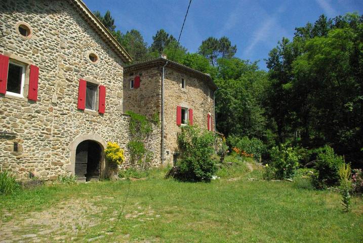 Location de vacances pour 12 personnes, avec Terrasse et Jardin à Banne