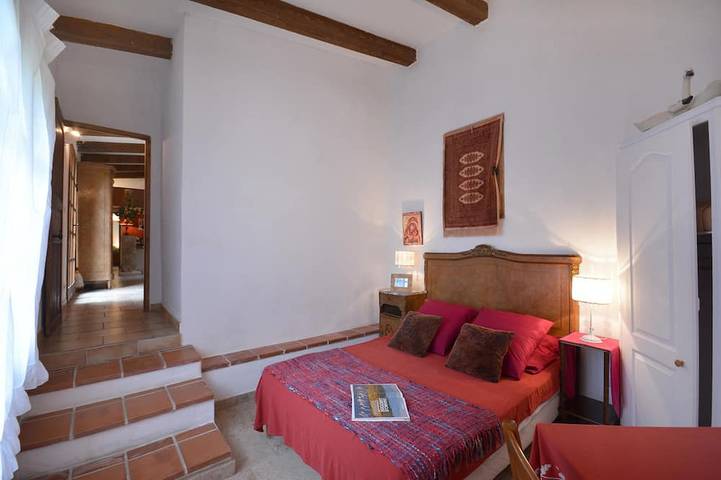 Location de vacances pour 8 personnes, avec terrasse ainsi que jardin et piscine à Les Baux-de-Provence - 2
