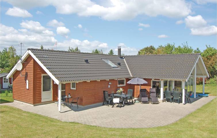 Ferieudlejning for 8 personer, med Terrasse og Jacuzzi samt Have i Bogø