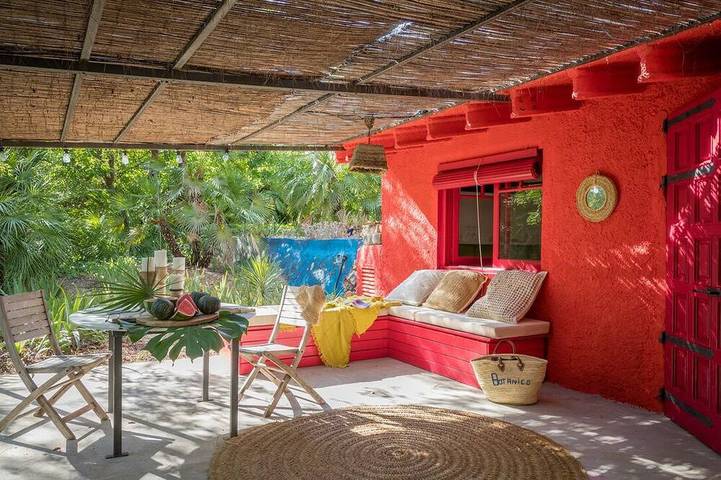 Gîte pour 3 personnes, avec Terrasse ainsi que Jardin et Piscine