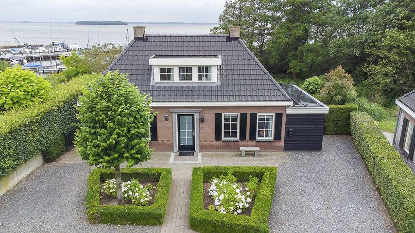 Landhuis voor 8 personen, with Terras and Tuin as well as Uitzicht op het meer in Nunspeet