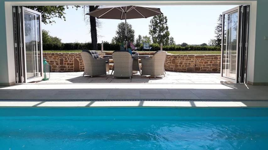 Villa pour 6 personnes, avec sauna et jardin ainsi que piscine et vue