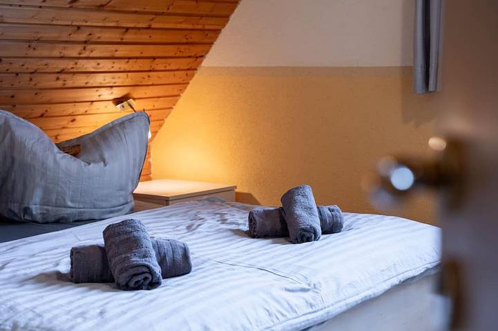 Ganze Wohnung, Ferienwohnung Falkenturm - Ferienhaus Am Boddenufer in Buschvitz, Bergen auf Rügen und Umgebung