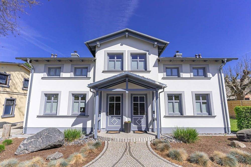 Ganze Wohnung, Komfort Appartement - Jasmund - Neu: Ferienhaus mit Kamin, 2 Bäder, 2 Sz - am in Polchow, Glowe