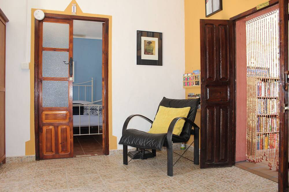 Cabañas Casa La Nuez, amplios cuartos de baño, conexión Wi-Fi gratuita, terraza, piscina, jardín in Almedinilla, Sierras Subbéticas