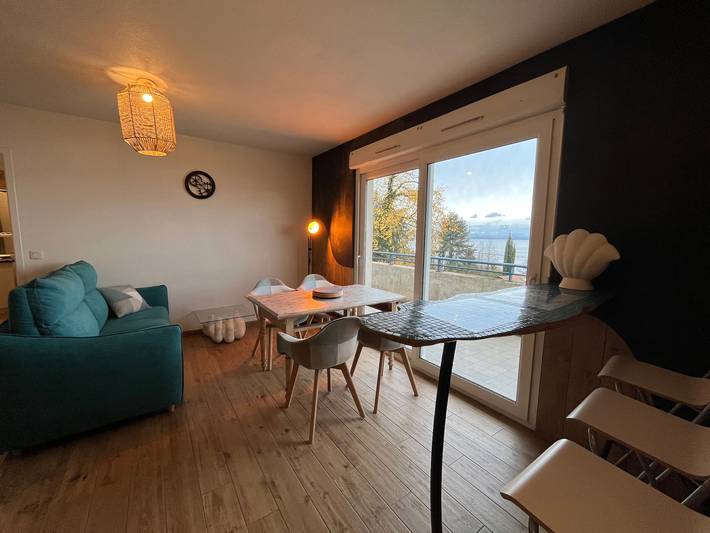 Location de vacances pour 4 personnes, avec Balcon ainsi que Piscine et Vue sur le lac dans Lac Léman (France)