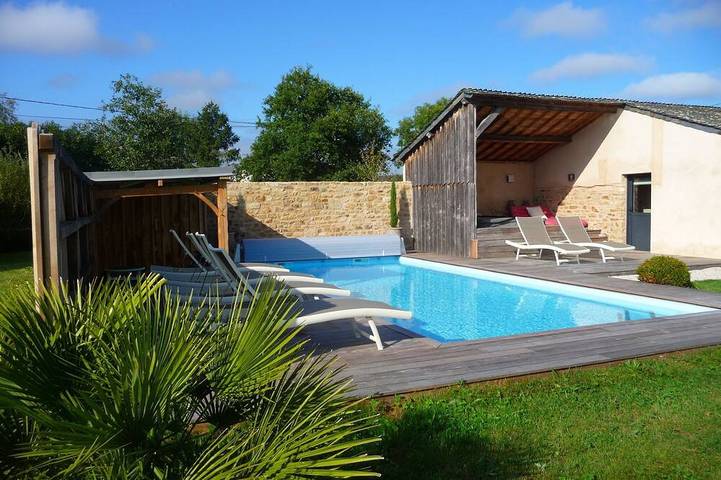 Location de vacances pour 8 personnes, avec jardin ainsi que sauna et jacuzzi à Crach