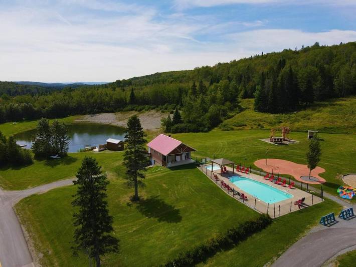 Cottage pour 3 personnes, avec terrasse ainsi que bassin pour enfant et piscine, animaux acceptés
