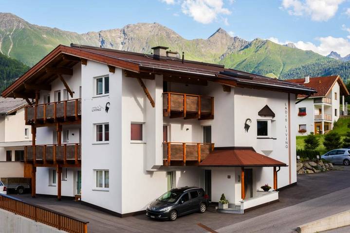 Ferienwohnung für 6 Personen, mit Balkon und Terrasse sowie Garten und Ausblick in Ladis