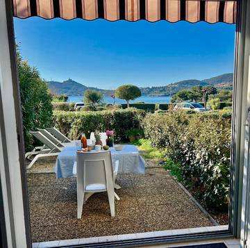 Gîte pour 3 personnes, avec vue ainsi que terrasse et piscine dans Agay