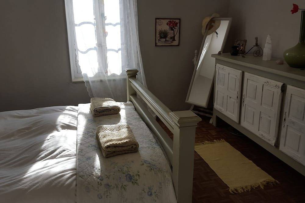 Charmante maison rurale en pierre avec 2 chambres et terrasse à quelques pas de la rivière in Roquebrun, Région de Béziers