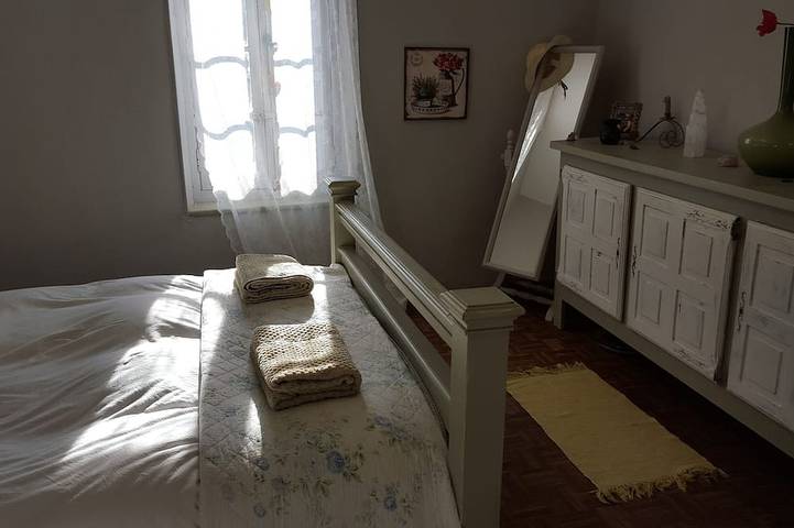 Gemütliches, ländliches 2-Bett-Steinhaus mit Terrasse nur wenige Gehminuten vom Fluss entfernt in Roquebrun, Béziers und Umgebung