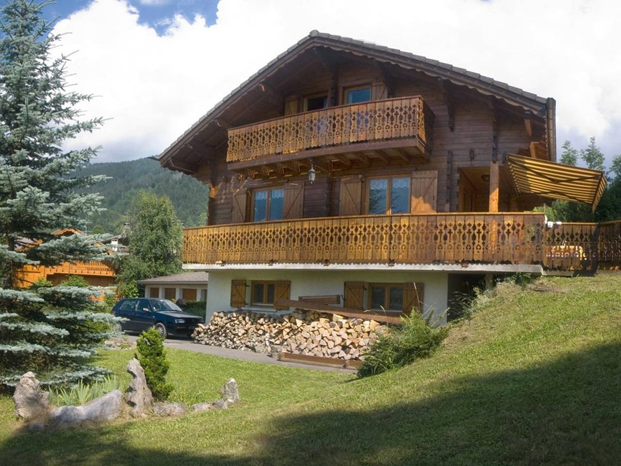 Cozy 3-Bedroom Chalet for 6/8: Wood Stove, Quiet Area, Near Slopes in Les Carroz, Arâches-la-Frasse