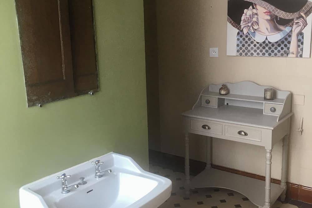 Entire apartment, Lannexe, Dans le Centre du Bourg, Animaux de Compagnie Acceptés in Auxi-le-Château, Arras region