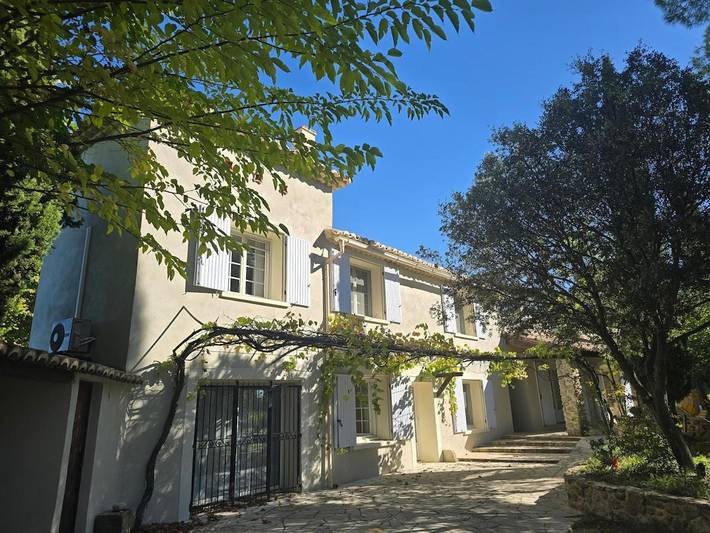 Location de vacances pour 10 personnes, avec Terrasse et Jardin ainsi que Piscine et Vue à Travaillan