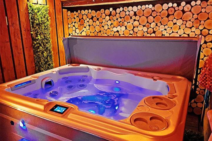 Ferienhaus für 12 Personen, mit Terrasse und Whirlpool sowie Sauna und Garten - 1