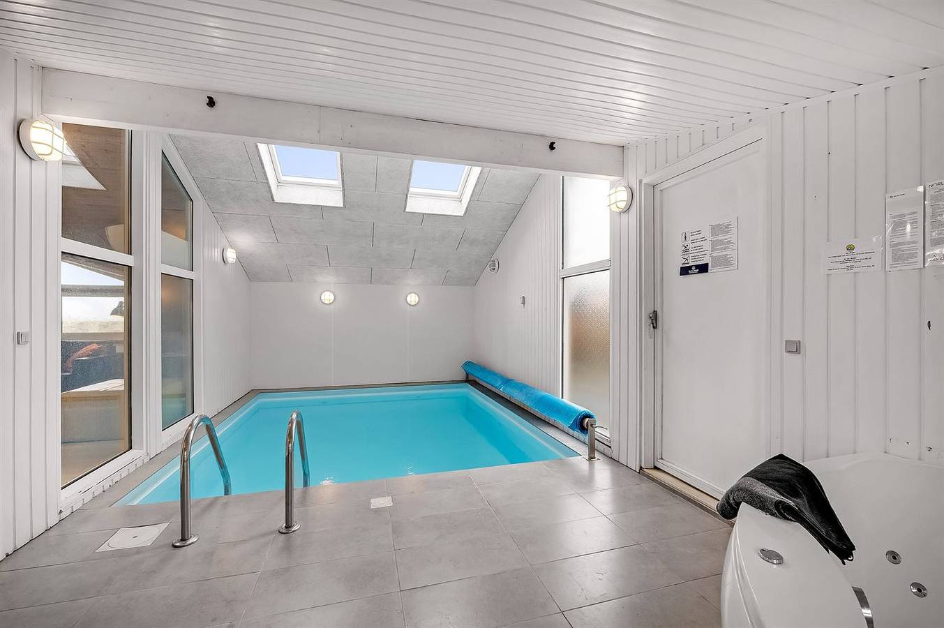 Awesome home in Hvide Sande w/ 4 Bedrooms, Indoor swimming pool and Sauna in Hvide Sande, Holmsland Klit