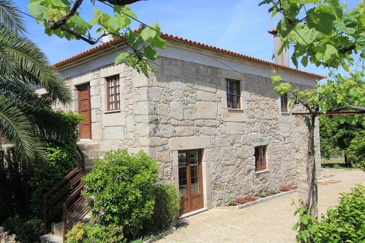 Gîte pour 10 personnes, avec piscine ainsi que jardin et vue, animaux acceptés dans Geraz Do Lima