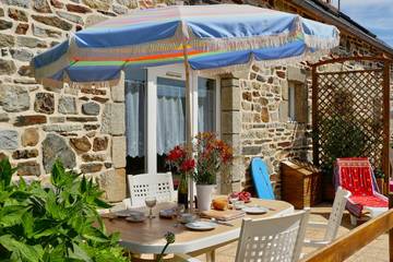 Gîte pour 4 personnes, avec jardin et terrasse à Plomodiern
