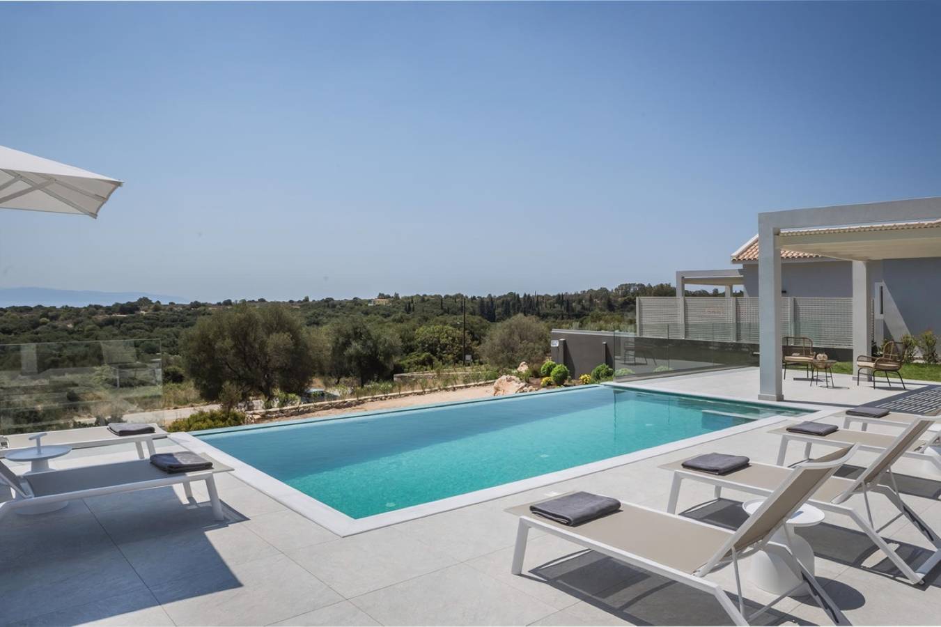 Stylish Villa with Ainos-and-Sea Views set in Mature Gardens near Trapezaki in Καραβάδο, Κεφαλονιά