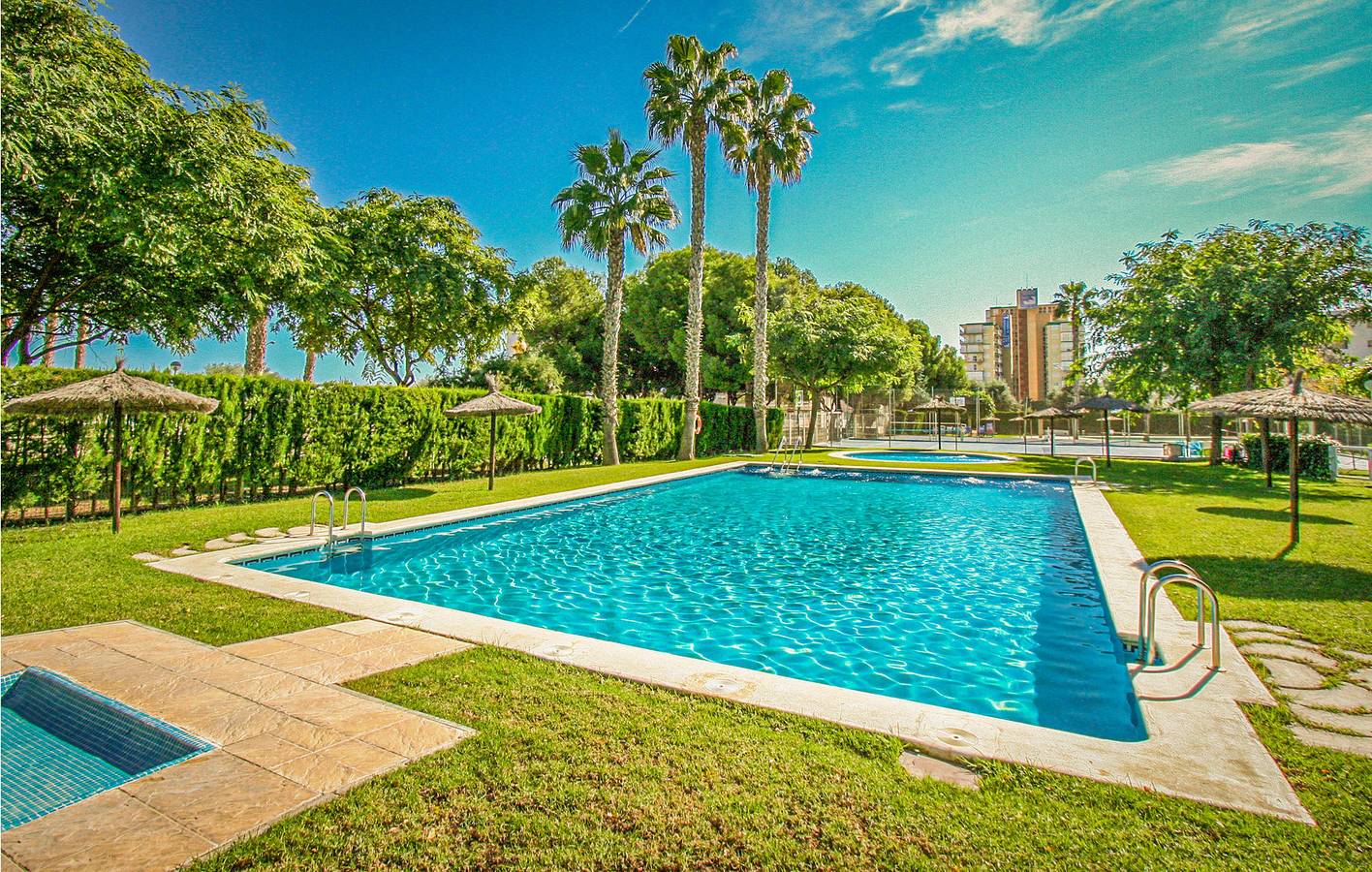 Appartement de vacances entier, Appartement confortable au bord de la mer avec climatisation, parking, piscine et terrasse in Platja de l'Horta-Mutxavista (San Juan Playa), El Campello