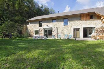 Gîte pour 15 personnes, avec terrasse à Saint-Jean-de-Chevelu