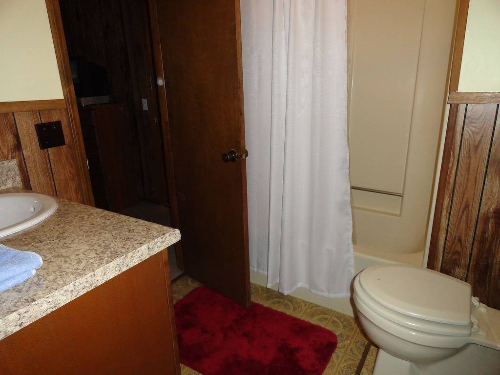 Shady Rock 1 - Lakefront mit einem einfachen Spaziergang zum See. Gehen Sie zum Schwimmbad! in Beaver Lake