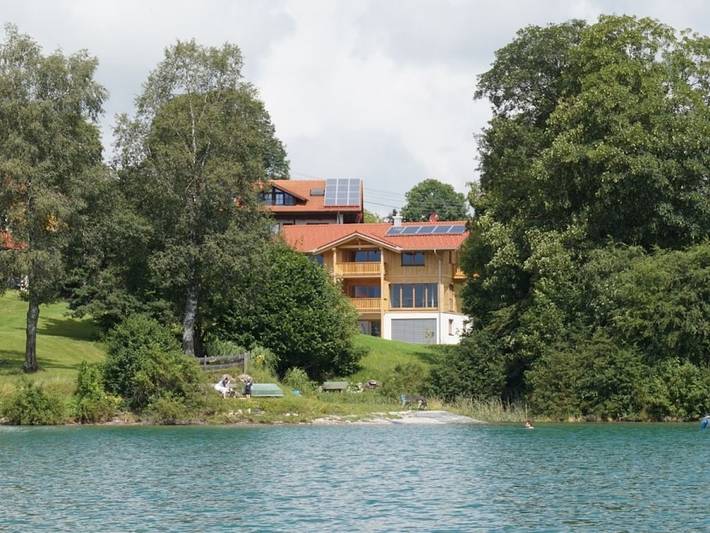Ferienhaus für 8 Personen, mit Balkon und Terrasse sowie Seeblick in Rieden