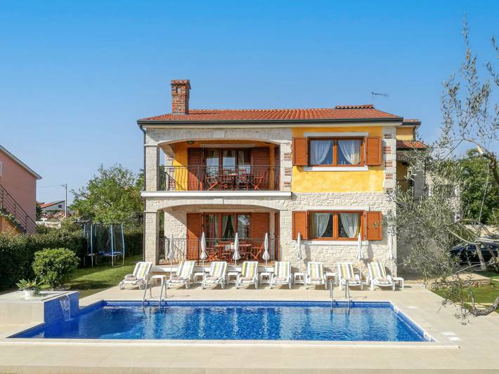 Ferienhaus für 10 Personen, mit Pool und Garten sowie Terrasse, mit Haustier