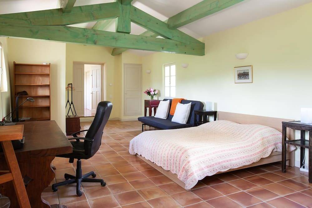 Beautiful country house with swimming pool facing the Colorado Provençal in Rustrel, Parc naturel régional du Luberon