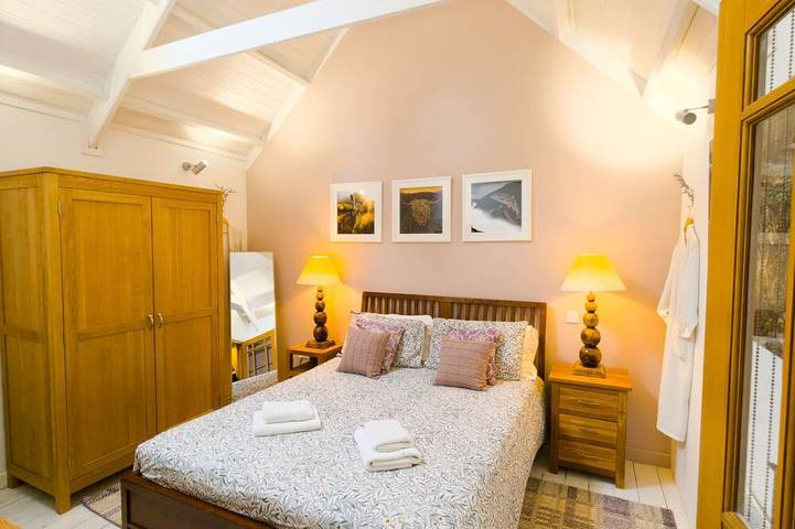 Wildcat Lodge - couples retreat for two with a hot tub in Boat of Garten, Highlands