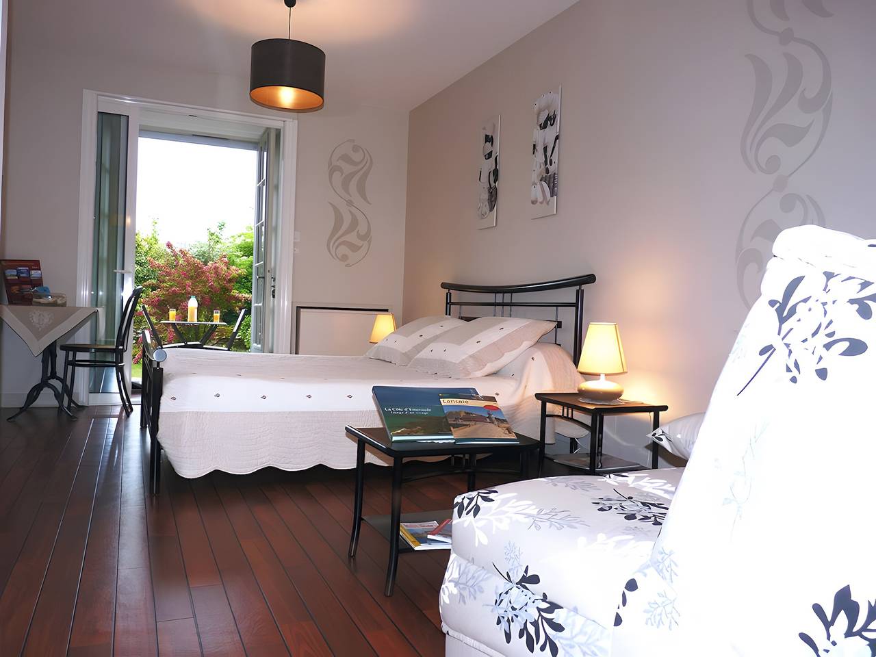 Guest Room “Chez Jean-Pierre et Marie-Thérèse” with Wi-Fi in Saint-Méloir-des-Ondes, Côte d’Émeraude