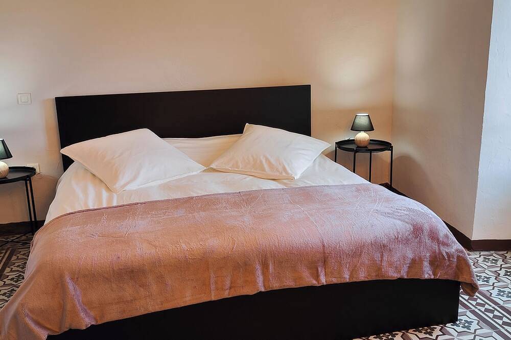 Suite Chevalier Loup - Chambre Double avec Salle de Bains Privative in Pompignan, Région du Vigan